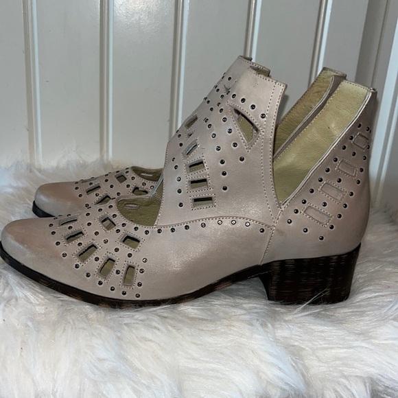 Sbicca Cut-Out Studded Ankle light tan neutral leather cute Bootor 8.5 - Picture 1 of 17